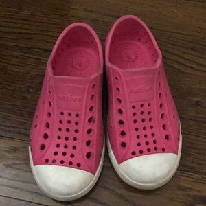 Native toddler slip on shoes in hot pink